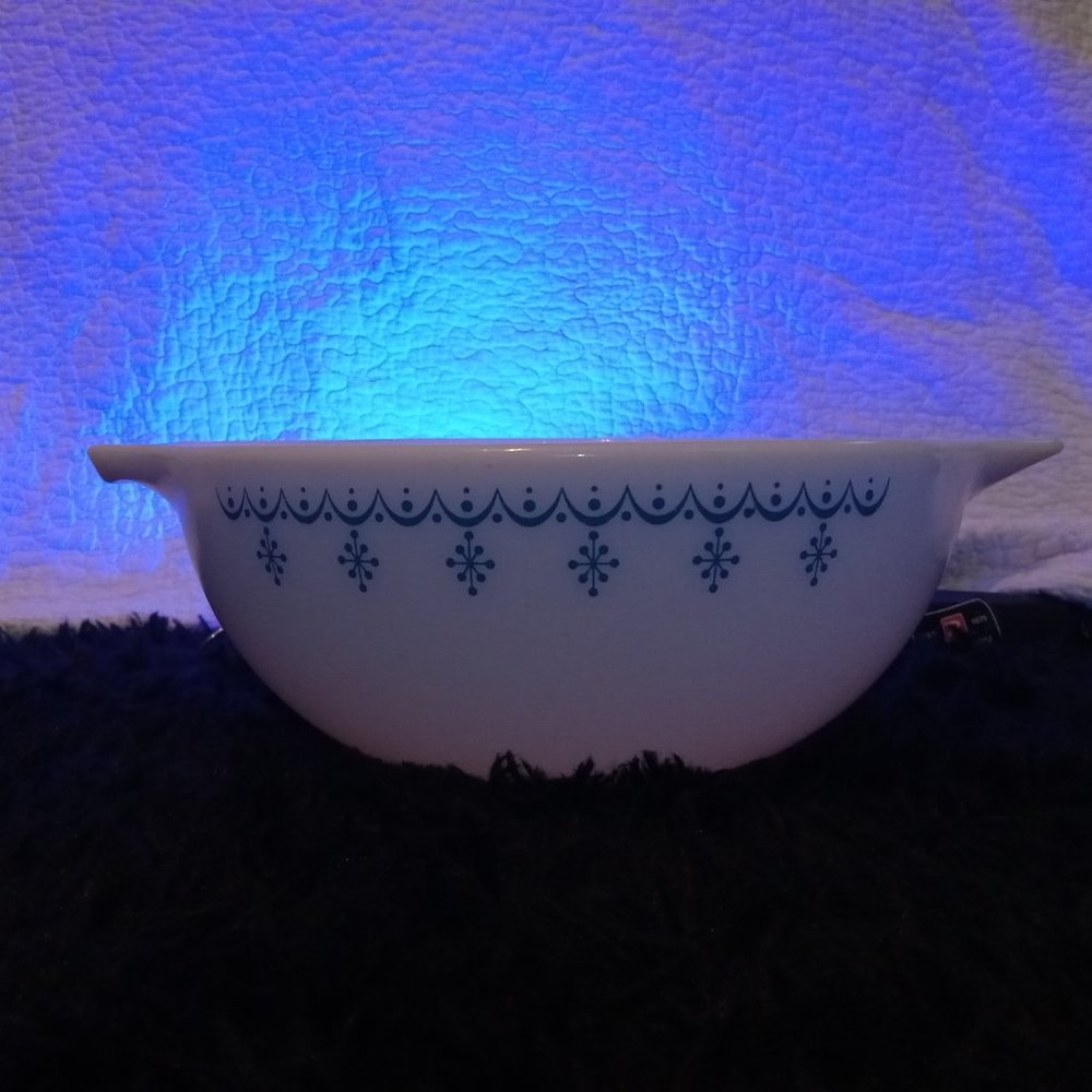 443 Snowflake Garland Cinderella Mixing Bowl 2 1/2 qt
